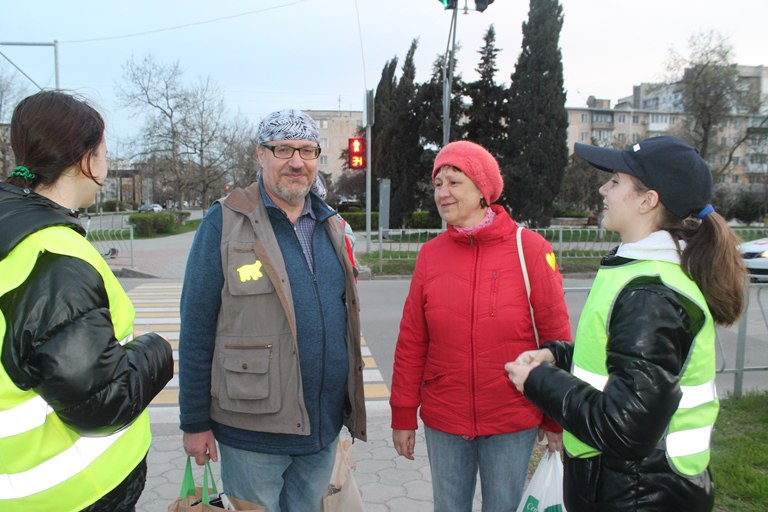 В Евпатории полицейские организовали для пешеходов акцию «Засветись»